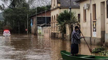 Câmara destina R$ 520 milhões para fortalecer ações de defesa civil no país Morador rema em rua alagada no RS. (Foto: Defesa Civil/RS)