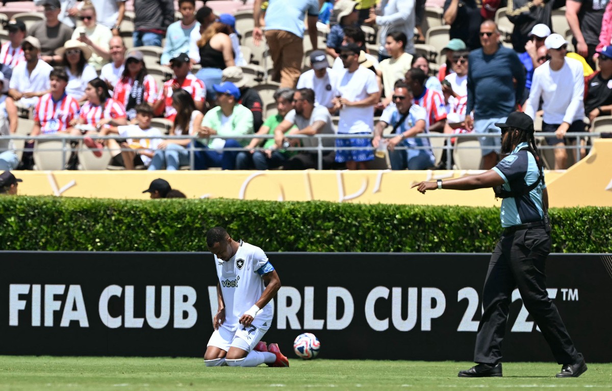 Botafogo avança às oitavas do Mundial e Marlon Freitas promete mais conquistas Marlon Freitas celebra classificação do Botafogo na Copa do Mundo de Clubes (Foto: YURI CORTEZ / AFP)