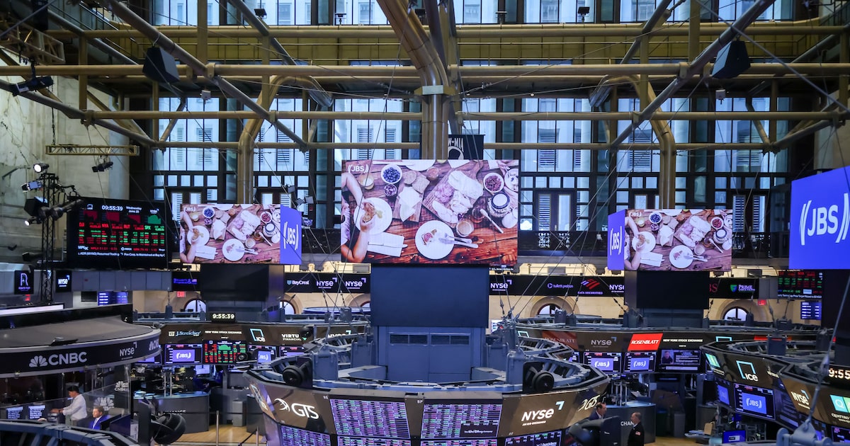 Cinco informações essenciais para você iniciar a quarta-feira, 2 de julho Os contratos do S&P 500 subiram 0,1% nesta manhã de quarta-feira, após o índice de referência americano ter feito uma pausa em sua sequência de recordes na sessão anterior. (Foto: Bloomberg/Michael Nagle)