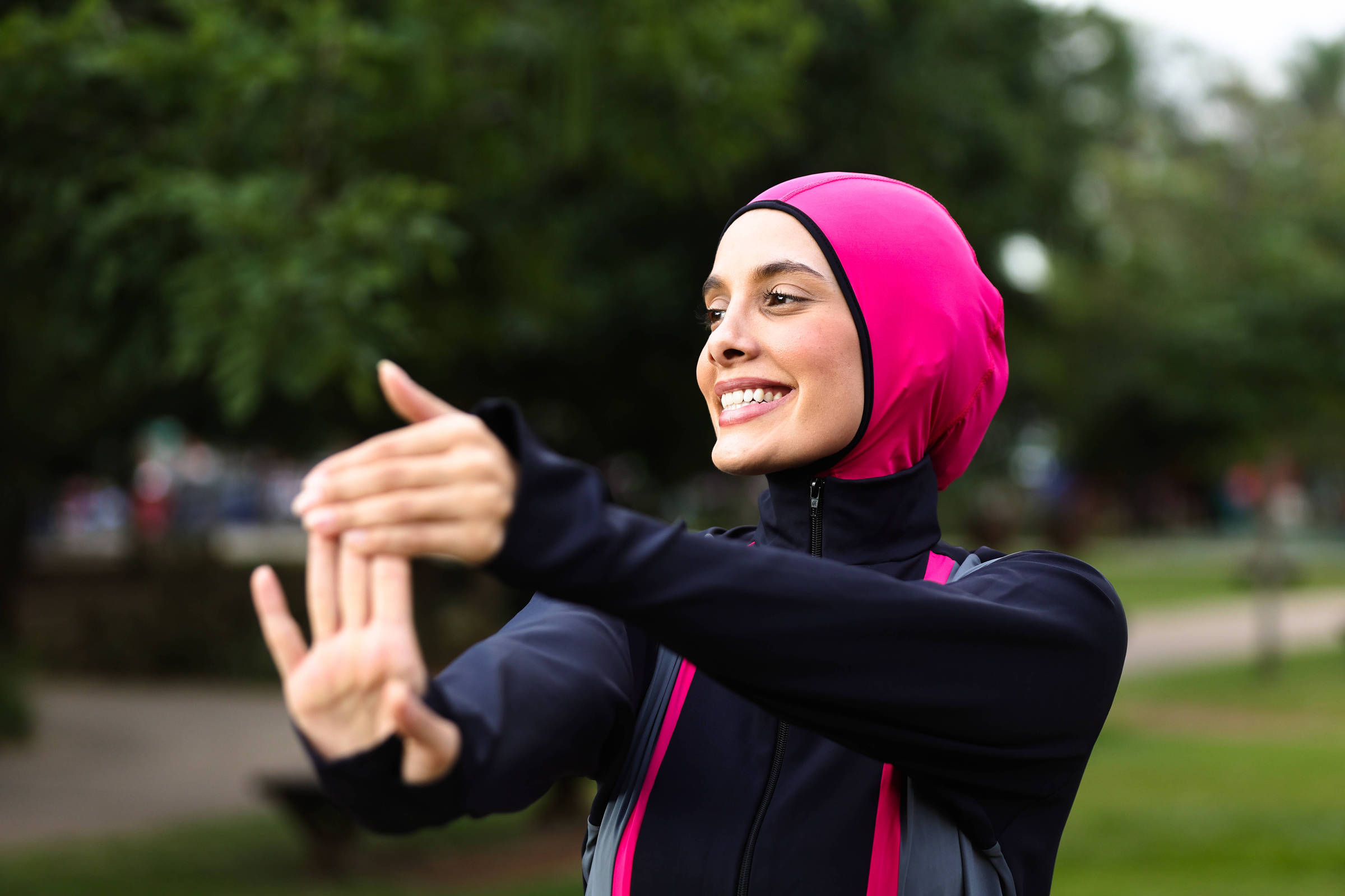Muçulmanas desenvolvem roupas fitness modestas e confortáveis para o mercado A influenciadora Carima Orra, nascida em São Paulo e descendente de libaneses, criou uma marca de roupas esportivas (Foto: Rafaela Araújo/Folhapress)