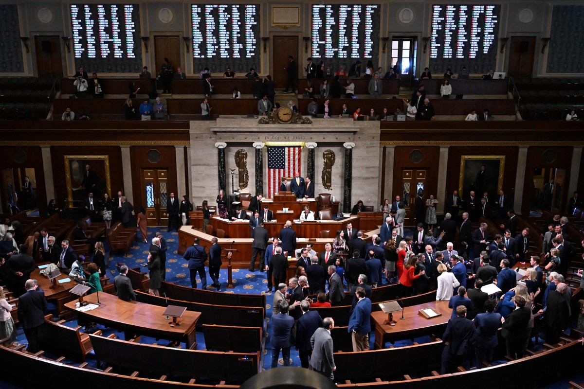 Megaprojeto de Trump é aprovado e gera preocupações sobre a dívida dos EUA Votação no plenário da Câmara dos Deputados dos EUA do projeto de gastos de Donald Trump (Foto: Alex WROBLEWSKI / AFP)