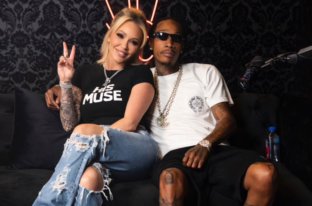 Wiz Khalifa anuncia colaboração com Good Charlotte e expressa admiração pela banda Wiz Khalifa revelou que tem uma colaboração com o Good Charlotte durante sua aparição no 'Dumb Blonde Podcast' de Bunnie XO. (Foto: Reprodução)