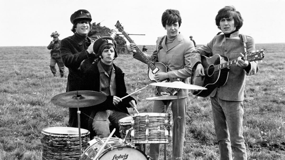 ‘Help!’ completa 60 anos e reforça a lenda cinematográfica dos Beatles The Beatles, durante as filmagens de 'Help!'. (Foto: PA Images)