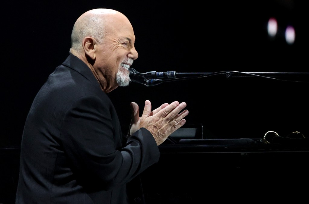 Uma verdadeira mina de material inédito de Billy Joel chegou junto com a conclusão do documentário do lendário músico "And So It Goes". (Foto: Reprodução)