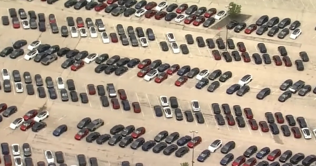 Tesla utiliza shopping abandonado para estacionar centenas de veículos elétricos Diversos modelos da Tesla estão espalhados pelo estacionamento de antigo shopping, nos EUA (Foto: Fox 2/Reprodução)
