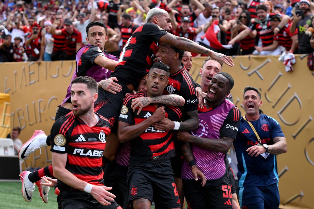 Flamengo realiza virada emocionante sobre Chelsea e brilha no futebol europeu Flamengo comemora um dos gols de vitória emblemática contra o Chelsea (Foto: David Ramos / GETTY IMAGES NORTH AMERICA / Getty Images via AFP)