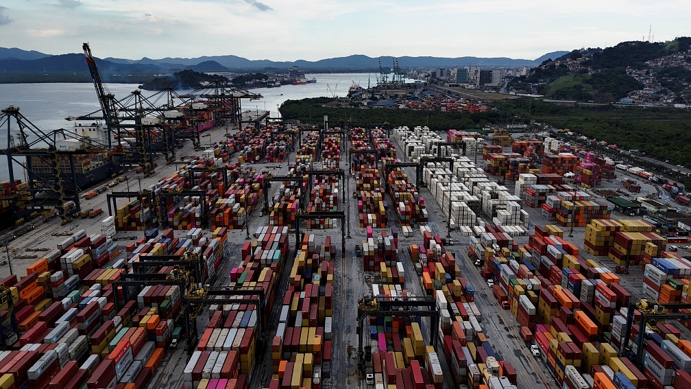 Trump ameaça Brasil com tarifas e fortalece argumentos de críticos locais Imagem de drone mostra contêineres no Porto de Santos, em Santos (SP) - 03/04/2025 (Foto: REUTERS/Amanda Perobelli)