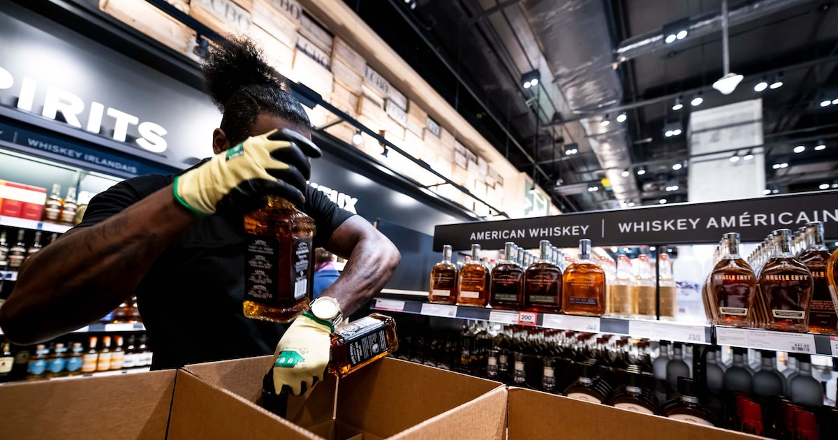 Tarifas dos EUA provocam queda nas vendas de bebidas alcoólicas no Canadá O boicote a produtos americanos foi além dos importados e reduziu em 13% todos os gastos com destilados, inclusive de produtos nacionais, segundo estudo (Foto: Reprodução)