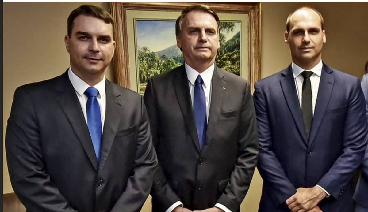 Bolsonaros realizam prévias para definir candidatos nas próximas eleições Flávio, Jair e Eduardo Bolsonaro (Foto: Ascom/ TSE)