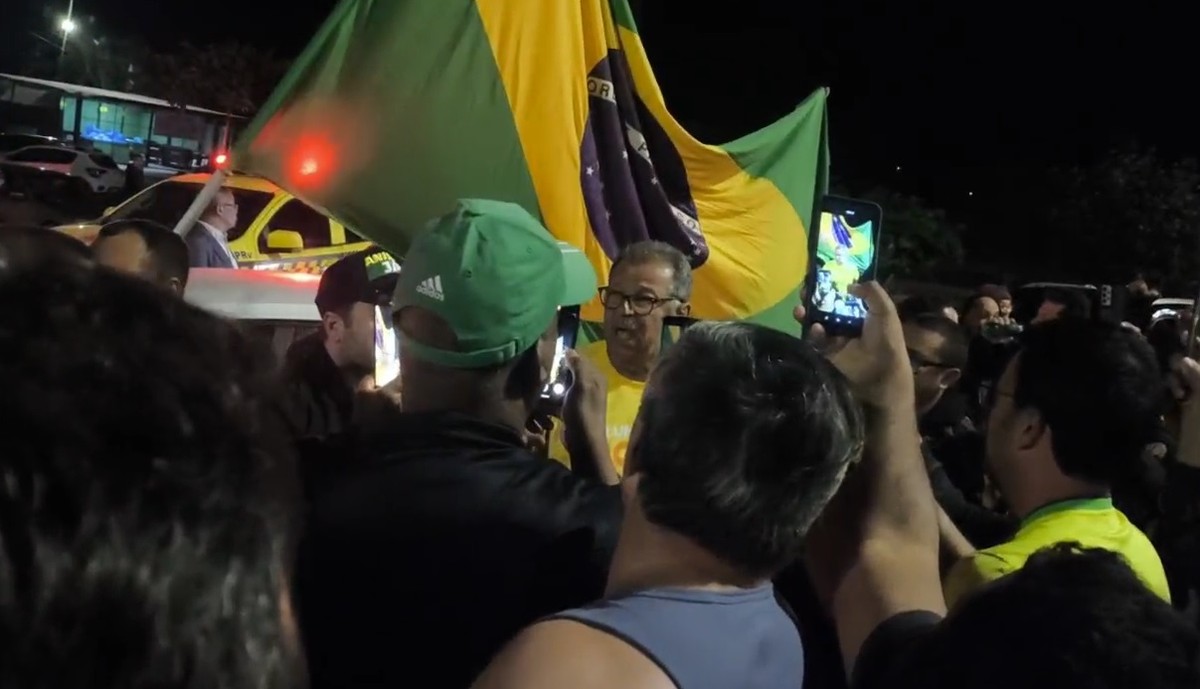 Manifestantes se reúnem na porta do condomínio de Bolsonaro, em Brasília (Foto: Cristiano Mariz)