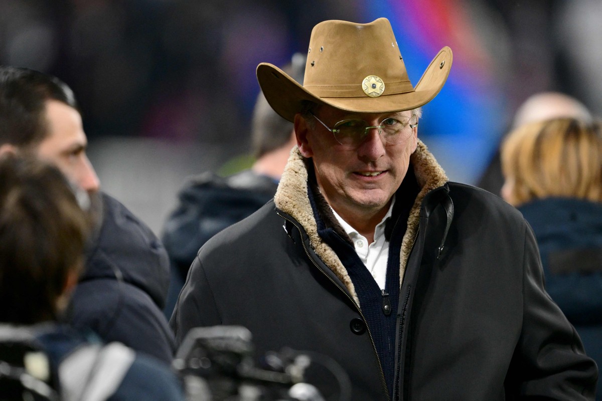 Você é um caubói: após fala do cartola rival, Textor surgiu com chapéu típico, em tom de ironia, antes de confronto entre o Lyon e o PSG pelo Campeonato Francês — Foto: Olivier Chassignole/AFP/23-2-2025