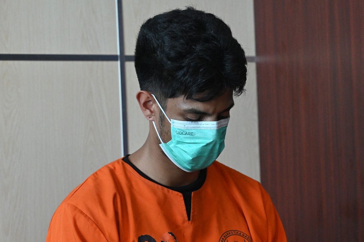 Brasileiro é preso em Bali com mais de três quilos de cocaína e pode ser executado Brasileiro participa de uma coletiva de imprensa após ser acusado de supostamente tentar contrabandear drogas na ilha turística de Bali, na Indonésia (Foto: SONNY TUMBELAKA / AFP)