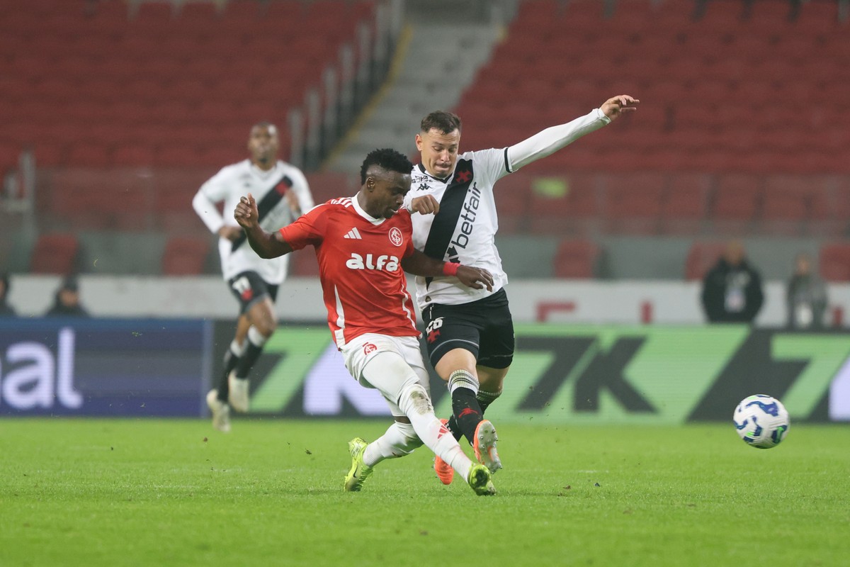 Vasco sofre empate amargo após expulsão polêmica e gol no fim da partida Vasco e Internacional empataram em 1 a 1 no Beira Rio (Foto: Ricardo Duarte / Internacional)