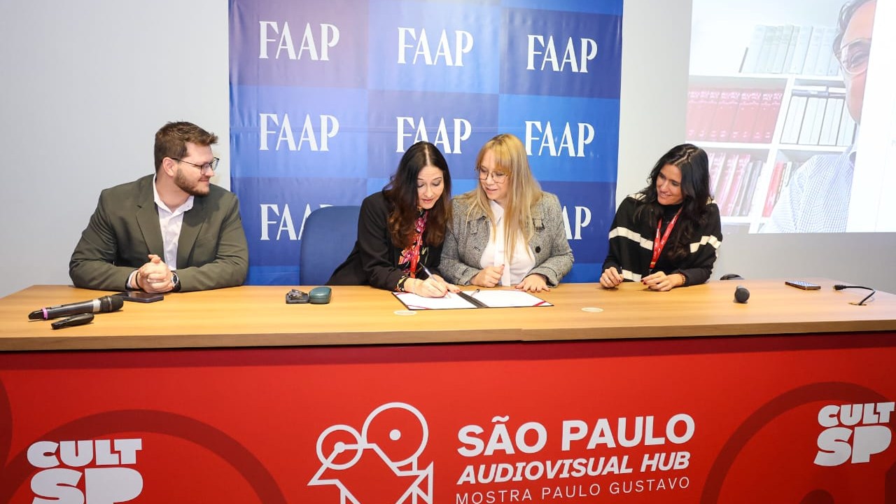 Assinatura do acordo entre Governo de São Paulo e Film- und Medienstiftung NRW. Da esquerda para a direita: Marcelo Assis, Martina Hackelberg, Marilia Marton e Júlia Saluh (Foto: Governo de SP/Divulgação)