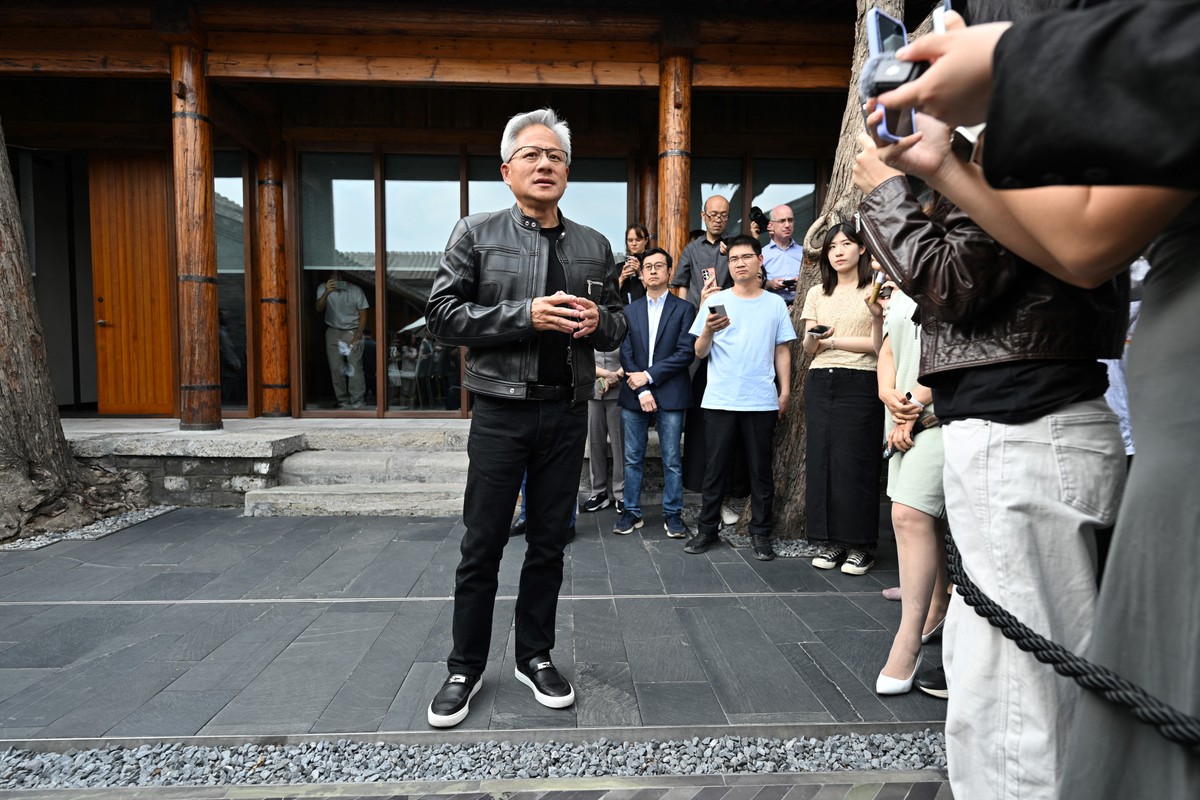 Estados Unidos autorizam exportação de chips de inteligência artificial da Nvidia para a China O CEO da Nvidia, Jensen Huang, visitou Trump e EUA liberaram exportação de chips de IA para a China (Foto: Adek BERRY / AFP)