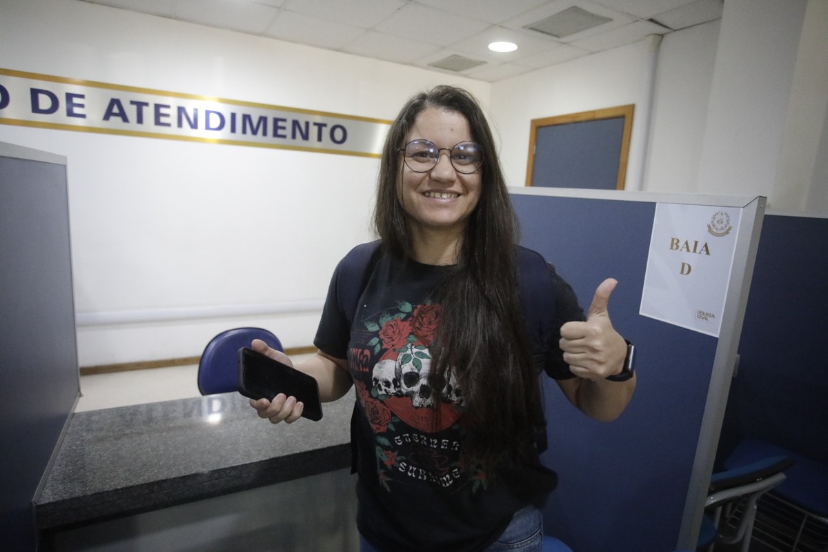 Celulares recuperados pela Polícia Civil geram dúvidas sobre segurança de uso Letícia Braga, de 32 anos, é balconista e teve o celular roubado na Barra da Tijuca. (Foto: Fabiano Rocha / Agência O Globo)