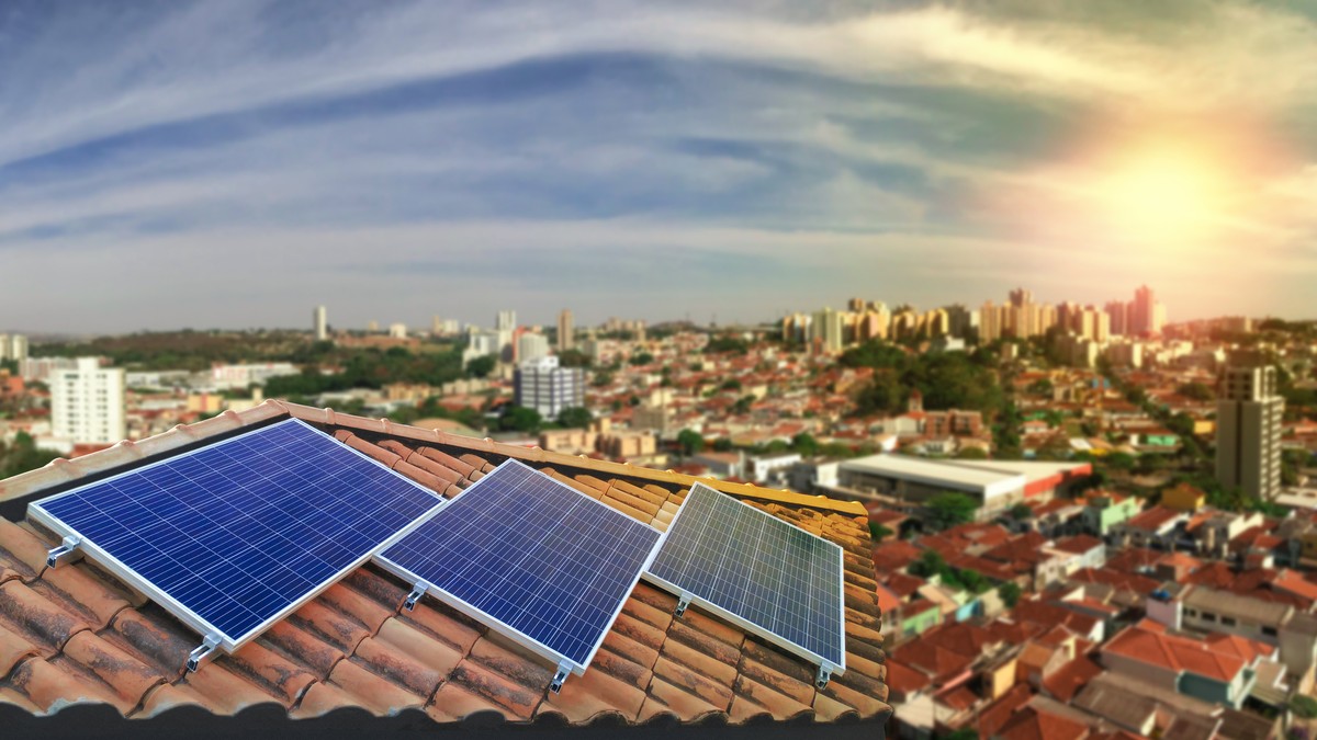 Brasil se torna quarto maior instalador de energia renovável com menor custo global Energia solar: painel fotovoltaico em casa no Brasil (Foto: Andree_Nery/GettyImages)