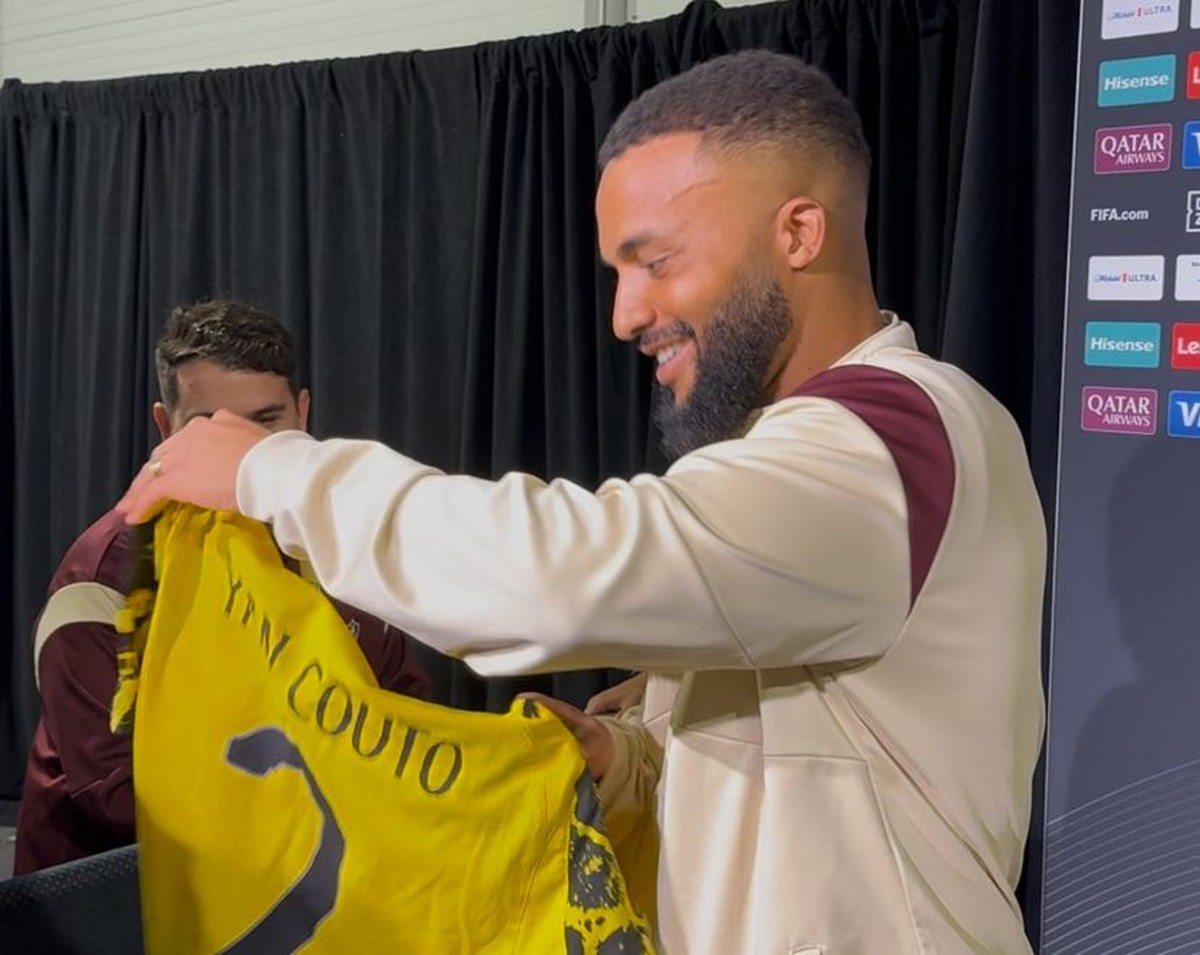 Samuel Xavier exibe a camisa de Yan Couto, do Borussia (Foto: Diogo Dantas)
