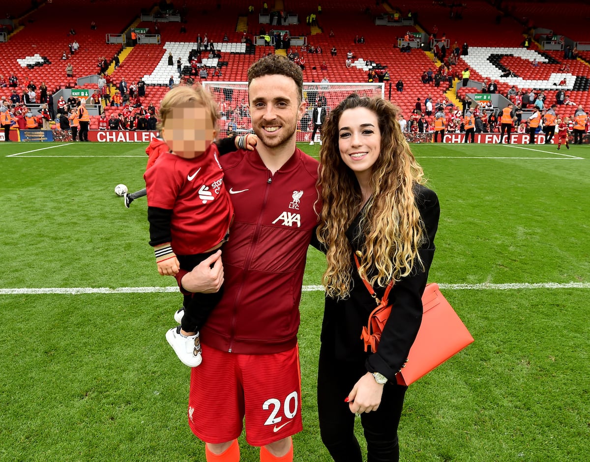 Tragédia em 10 dias: casamento e luto marcam a vida de Diogo Jota e Rute Cardoso Diogo Jota e Rute Cardoso, com um de seus filhos em Anfield, ao final de um jogo da Premier League em maio de 2022. (Foto: Andrew Powell (Liverpool FC/Getty Images))