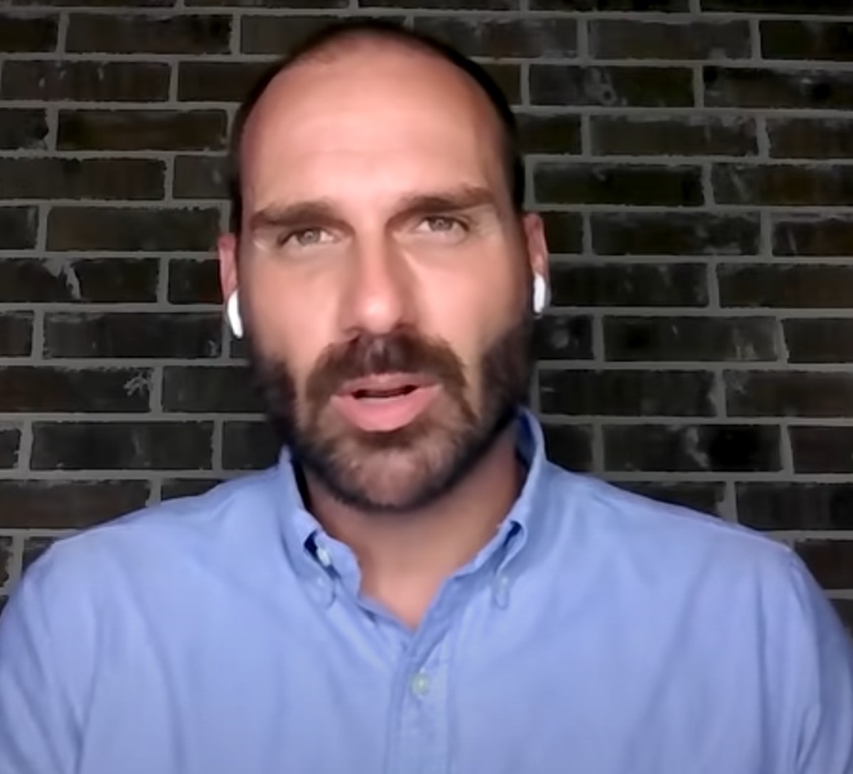 Eduardo Bolsonaro em entrevista ao canal de direita do YouTube Estúdio 5° Elemento (Foto: Reprodução/YouTube)