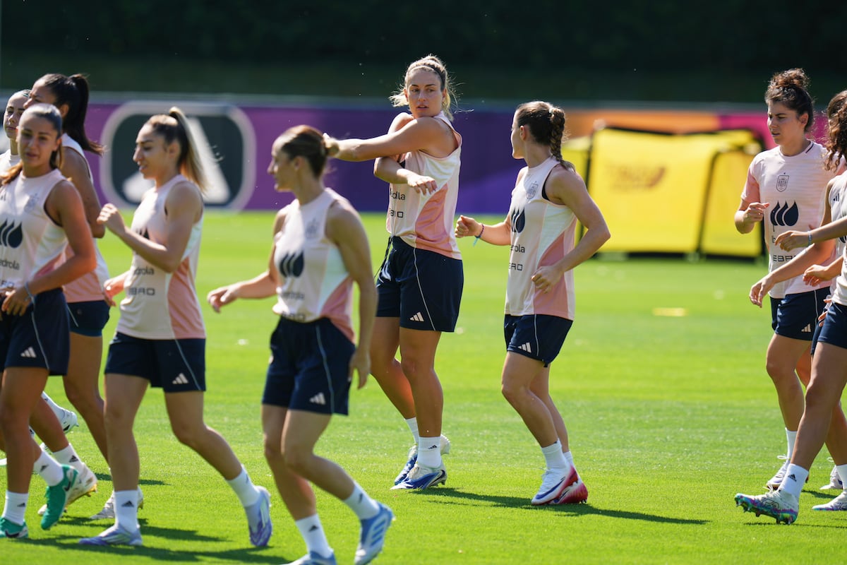 Inglaterra transforma seleção feminina e cria base sólida para o futuro Alexia Putellas, no centro, no treinamento de ontem da seleção em Lausanne. (Foto: Alessandra Tarantino/AP)
