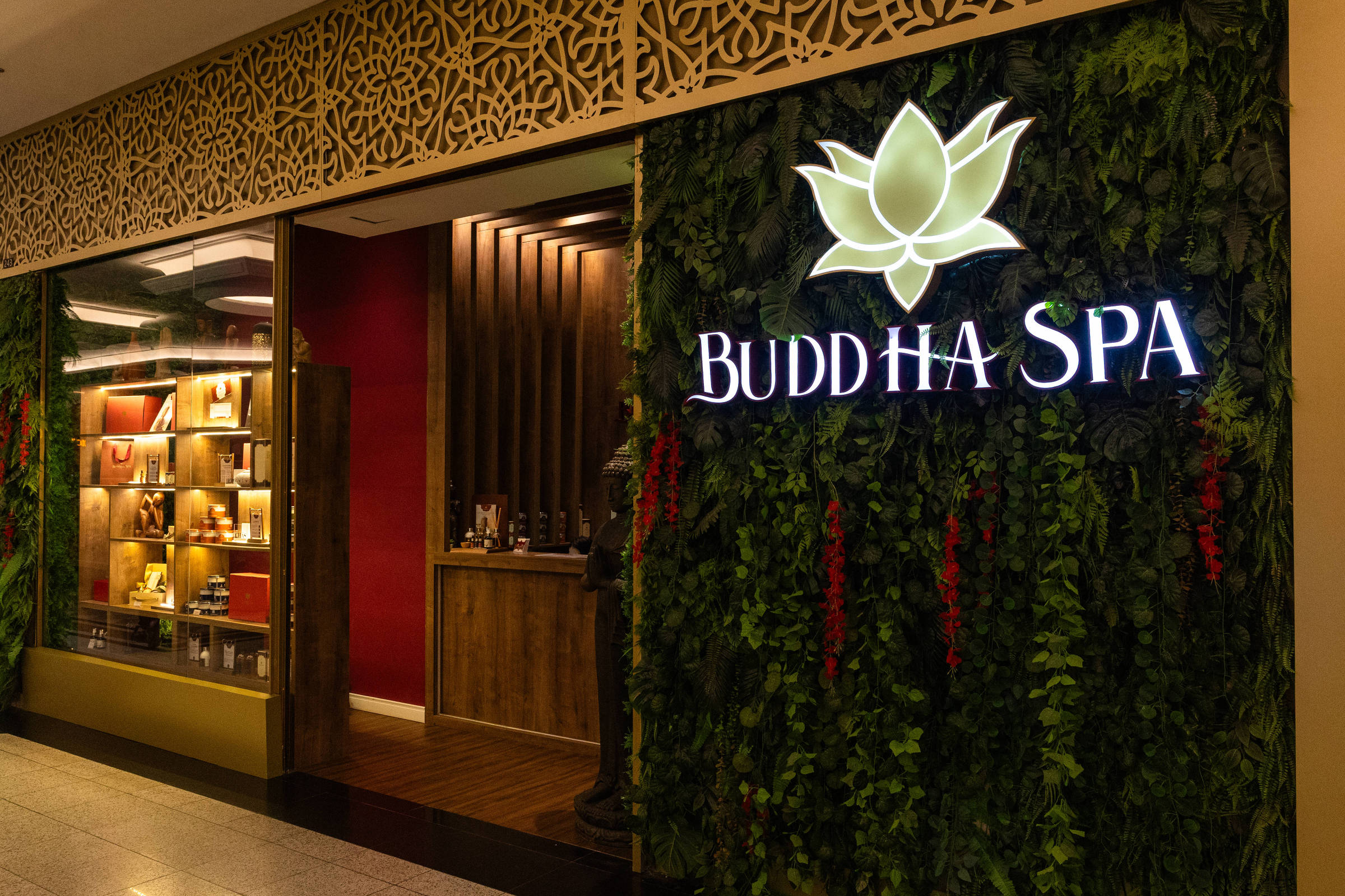 Franquias de alimentação e serviços lideram crescimento em shopping centers Empresária Fabiana Nunes Vejar, responsável pelo Buddha Spa, nos shoppings Bourbon e Villa-Lobos, localizados na cidade de São Paulo (Foto: Rafaela Araújo/Folhapress)