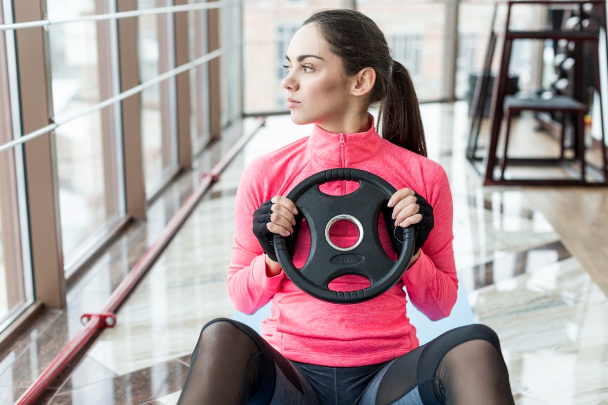 Evite este item na academia: especialista lista 7 razões para não usá-lo Especialista afirma a importância de remover anéis dos dedos para realizar exercícios na academia (Foto: Freepik)