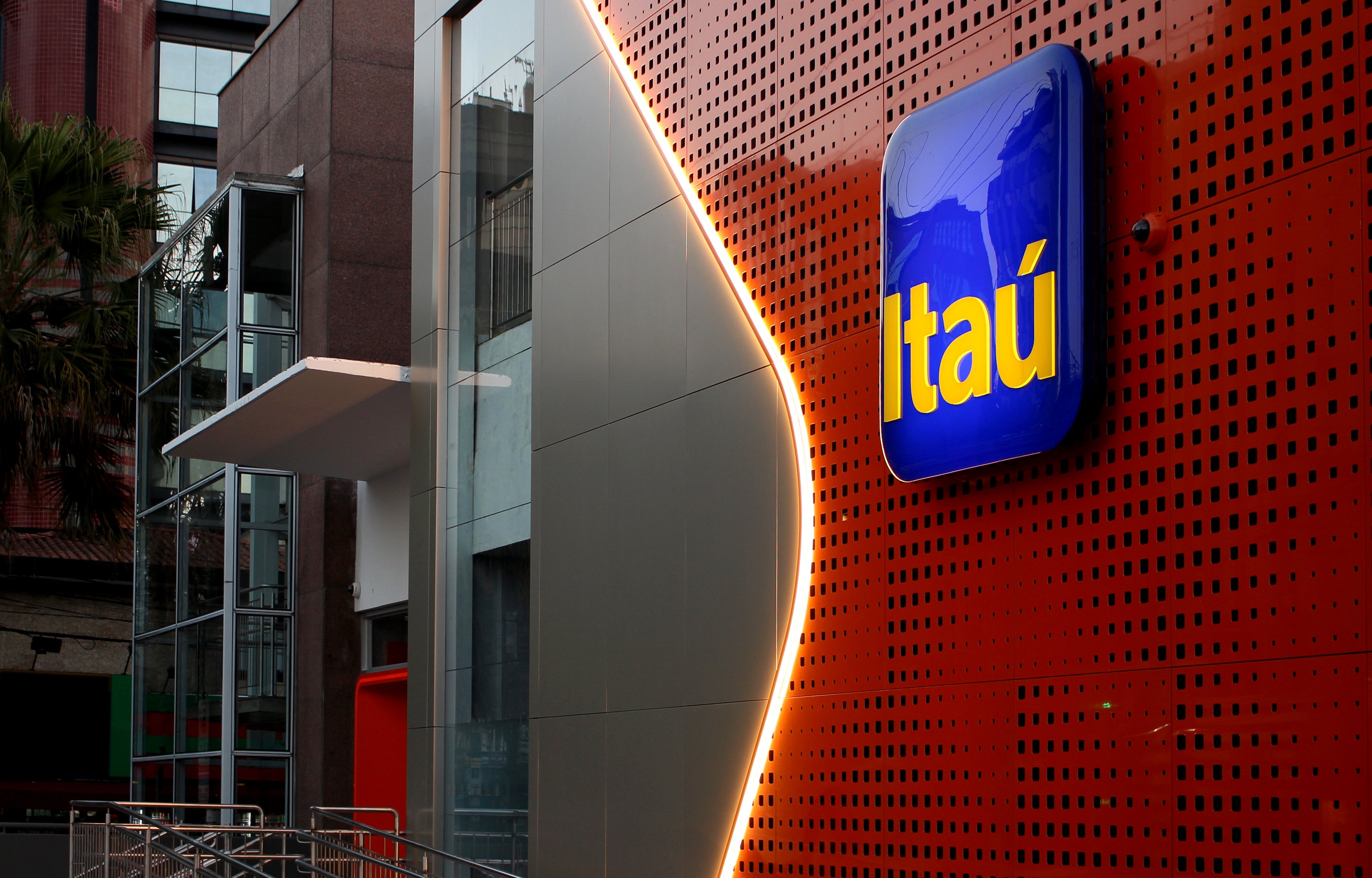 Itaú perde consenso entre analistas apesar de ser o mais rentável dos grandes bancos No meio da mudança de percepção sobre os grandes bancos da bolsa, ITUB4 ainda larga na frente, mas precisa de surpresas positivas para sustentar valuation (Foto: Reprodução/Exame)