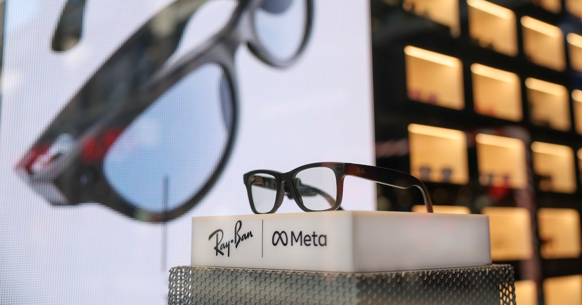 Meta investe US$ 3,5 bilhões na EssilorLuxottica para criar óculos com inteligência artificial Modelo de óculos da Ray-Ban em parceria com a Meta que já está disponível nas lojas, com câmeras embutidas e um assistente de IA (Foto: Reprodução)