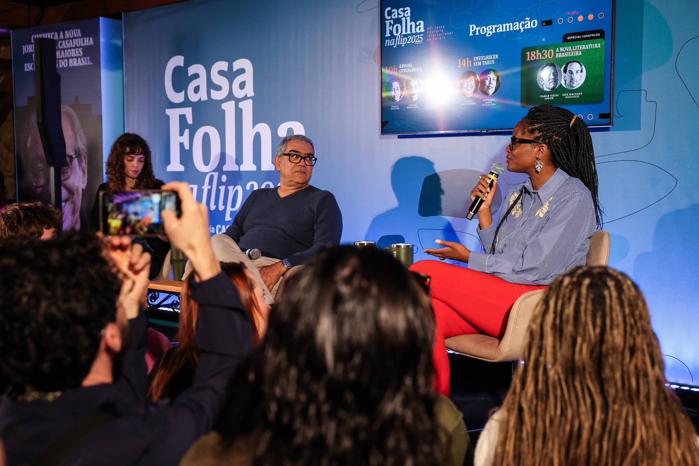 Djamila Ribeiro destaca a embranquecimento das religiões afro-brasileiras em evento Mesa 'As Religiões Afro-Brasileiras', com Djamila Ribeiro, Marcelo Leite e mediação de Anna Virginia Balloussier (Foto: Mathilde Missioneiro/Folhapress)