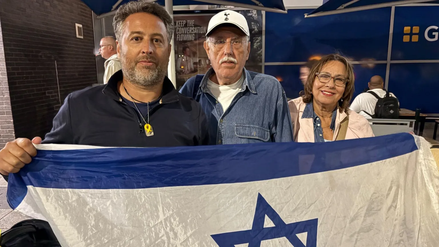 Primeiro voo de evacuação de Israel chega ao Reino Unido Max Radford com seus pais (Foto: BBC)