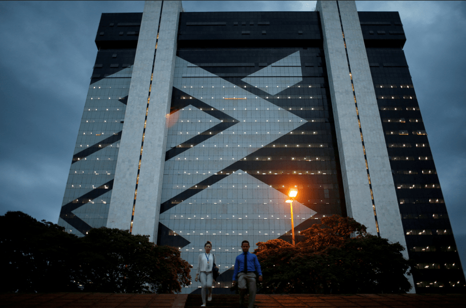 Um homem caminha em frente à sede do Banco do Brasil em Brasília, Brasil, 29 de outubro de 2019. (Foto: REUTERS/Adriano Machado/Foto de arquivo)