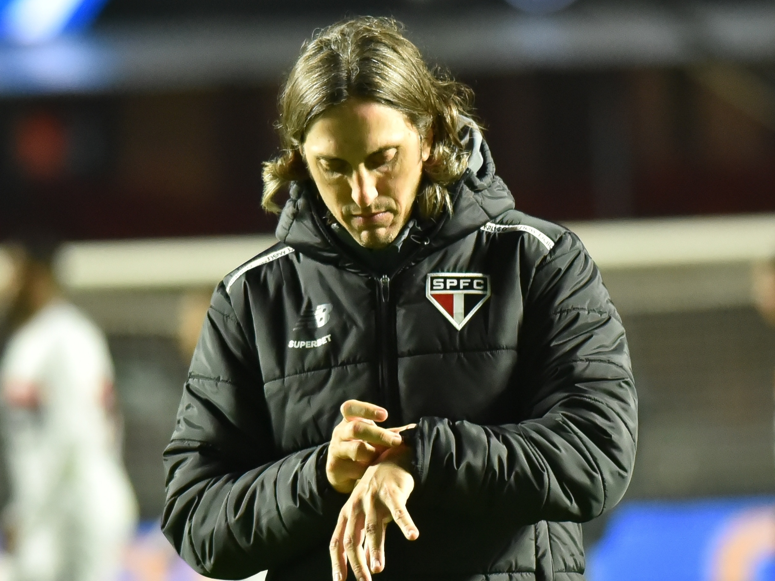 Luis Zubeldía, técnico do São Paulo, durante jogo contra o Vasco (Foto: Jota Erre/AGIF)
