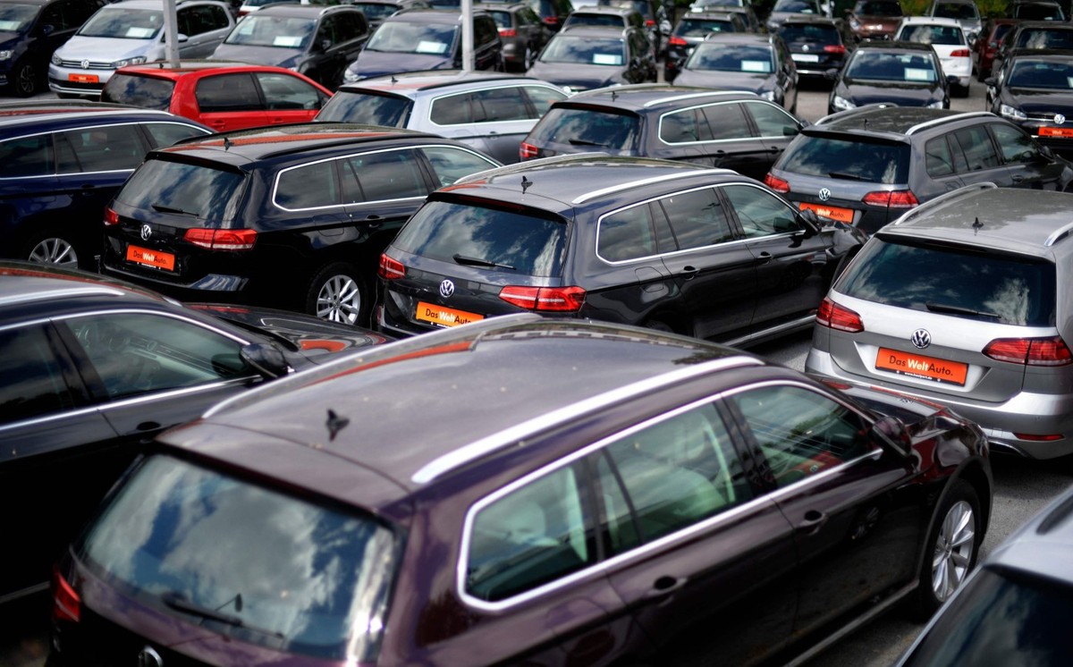 Imposto reduzido para carros verdes pode impactar mercado de importados Carros da montadora alemã Volkswagen à venda em Dortmund, no Oeste da Alemanha (Foto: Ina Fassbender/AFP)
