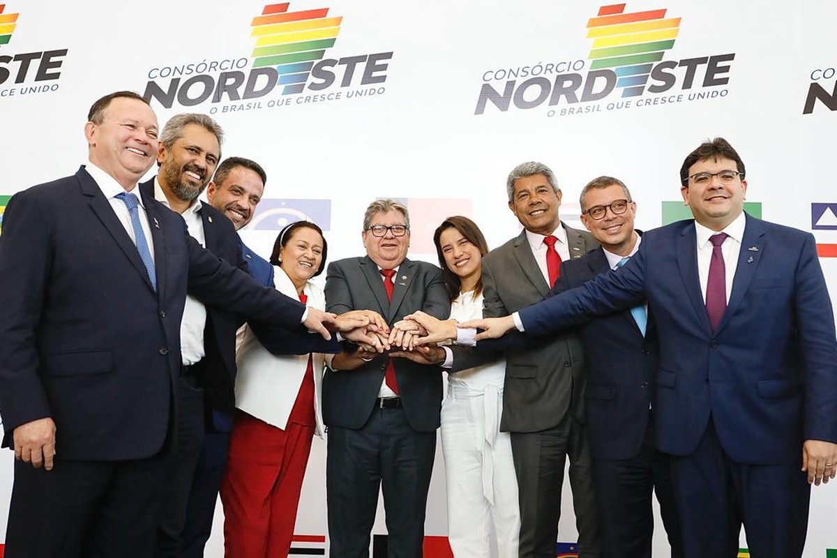 Consórcio Nordeste se reúne com Lula para evitar aumento de tarifas de Trump Governadores dos nove estados que compõem o Consórcio Nordeste: Carlos Brandão (Maranhão), Elmano de Freitas (Ceará), Paulo Dantas (Alagoas), Fátima Bezerra (Rio Grande do Norte), João Azevêdo (Piauí), Raquel Lyra (Pernambuco), Jerônimo Rodrigues (Bahia), Fábio Mitidieri (Sergipe) e Rafael Fonteles (Piauí) (Foto: Consórcio Nordeste)