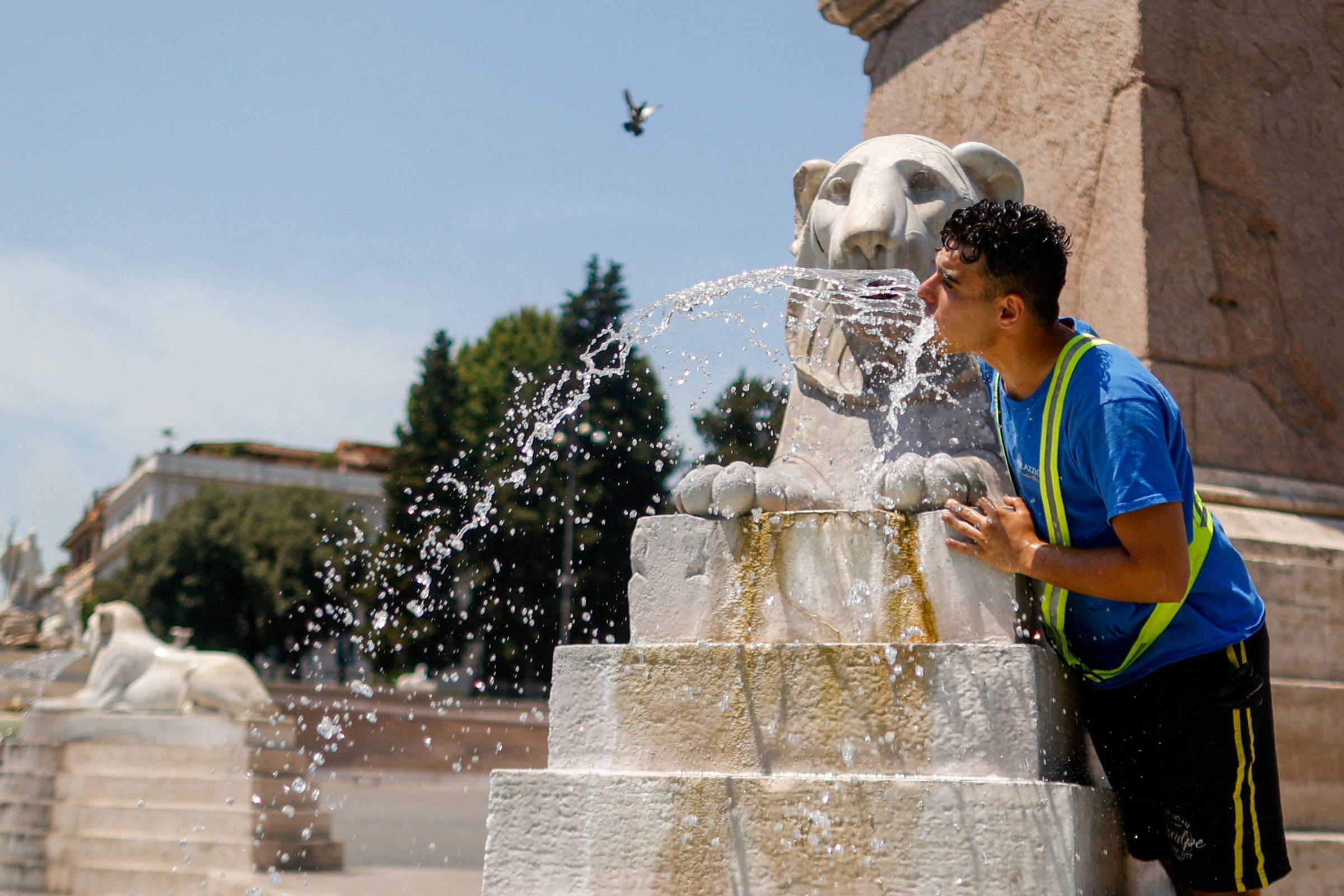 Busca por 'onda de calor' dispara na Europa em meio a altas temperaturas Um homem se refresca com água na Piazza del Popolo durante uma onda de calor em Roma, na Itália (Foto: Antonio Denti - 2.jul.25/Reuters)