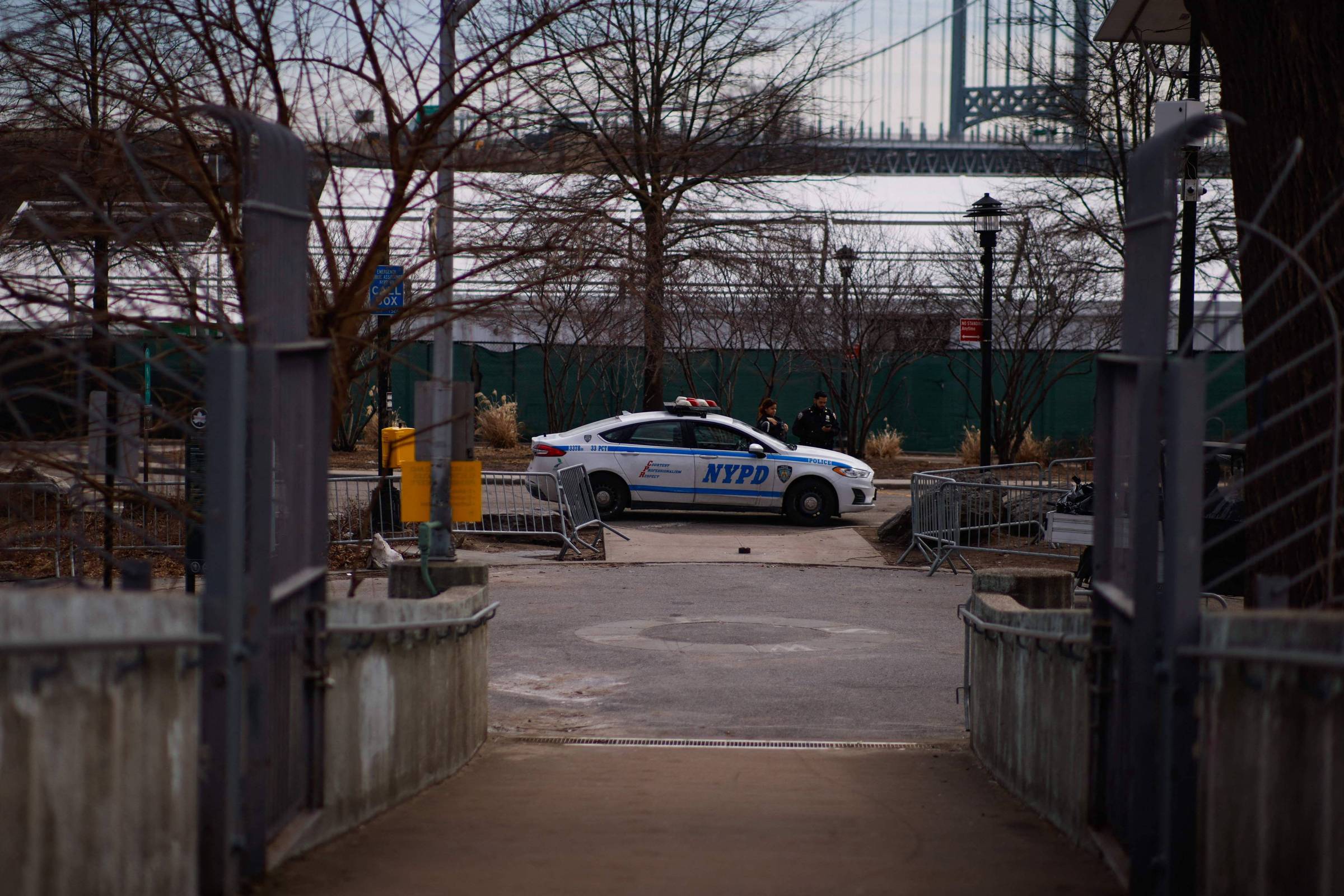 Aumento de emergências médicas é registrado em prisões de migrantes nos EUA Policiais de Nova York montam guarda do lado de fora do abrigo para migrantes da cidade (Foto: Kena Bentacur - 24.fev.2025/AFP)
