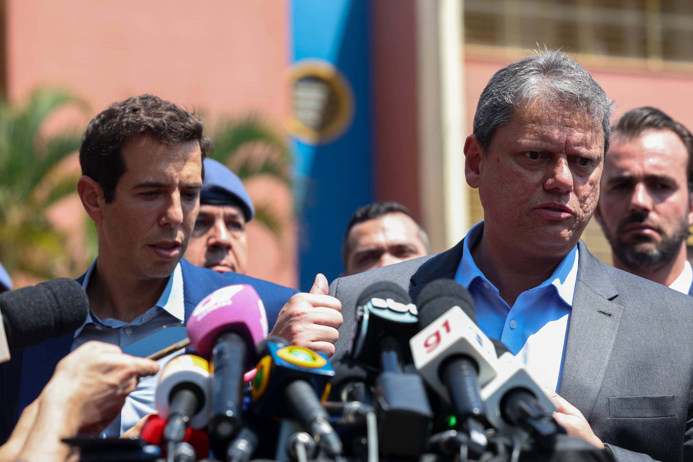 Justiça de SP suspende decreto que punia professores por faltas em aulas Secretário de Educação em São Paulo, Renato Feder, e o governador Tarcísio de Freitas (Foto: Danilo Verpa)