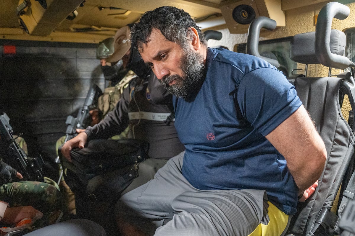 José Adolfo Macías Villamar, conhecido como 'Fito', durante sua chegada à base aérea de Guayaquil em 25 de junho de 2025. (Foto: Mauricio Torres/EFE)