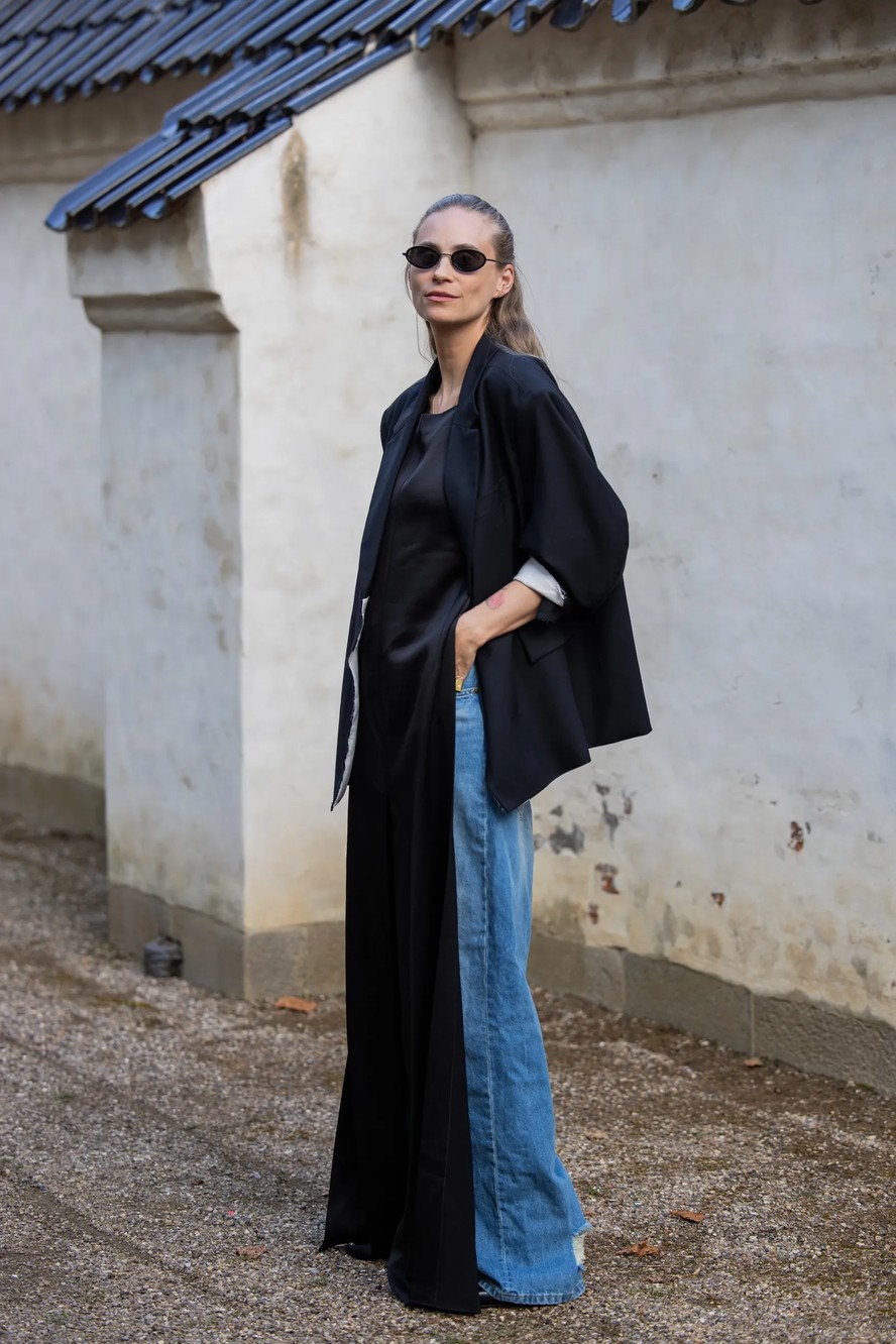Combine blusas longas com jeans flare e arrase no estilo anos 70 Blusas longas elegantes e como combinar com jeans flare dos anos 70 (Foto: Getty Images)