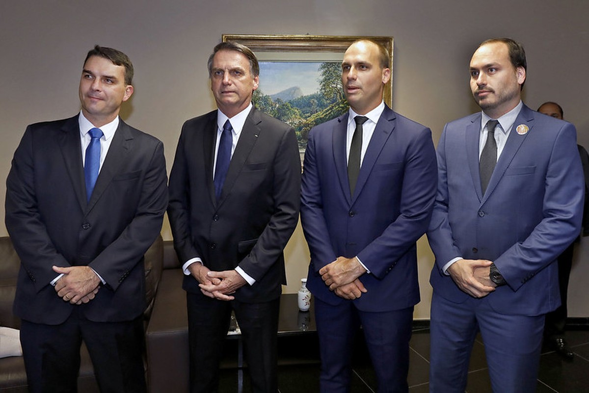Bolsonaro revela apoio a candidato da família para as eleições de 2026 Jair Bolsonaro ao lado de três de seus filhos: quem o ex-presidente irá apoiar? (Foto: Roberto Jayme/TSE)