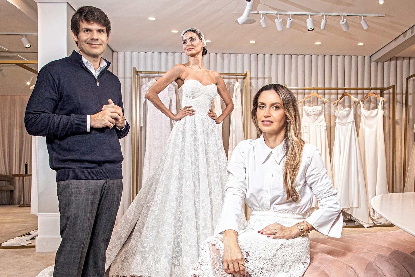 Ateliê brasileiro de vestidos de noiva fatura R$ 10 milhões com bordados exclusivos Gelio e Gabriela Medeiros no ateliê Martha Medeiros, em São Paulo: 30 noivas atendidas por mês e vestidos que levam até um ano para ficar prontos (Foto: Leandro Fonseca /Exame)