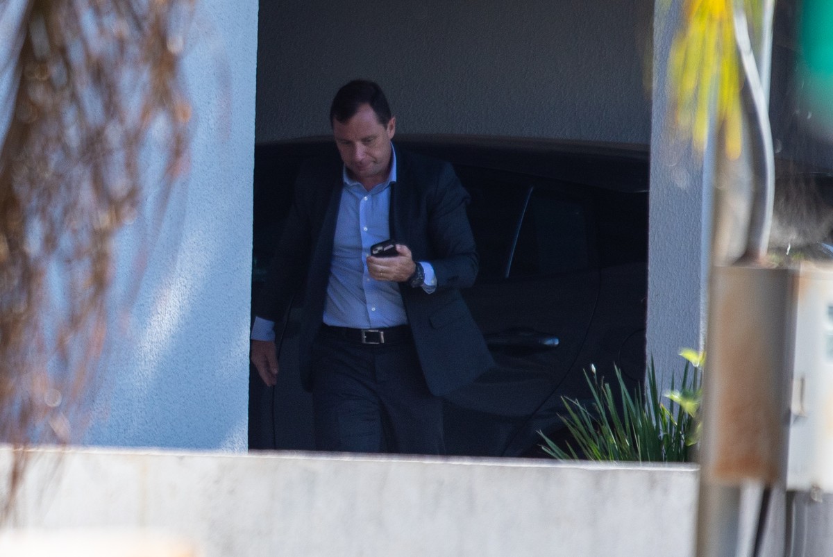 Mauro Cid chega em sua casa no Setor Urbano Militar, em Brasília, após prestar depoimento à Polícia Federal. (Foto: Brenno Carvalho / Agência O Globo)