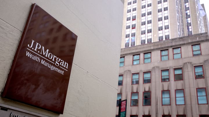 Resultados positivos podem esconder a volatilidade das tarifas nos próximos dias Placa de Gestão de Patrimônio da JPMorgan Chase & Co. em Nova York, EUA, na quinta-feira, 10 de julho de 2025. (Foto: Gabby Jones | Bloomberg | Getty Images)