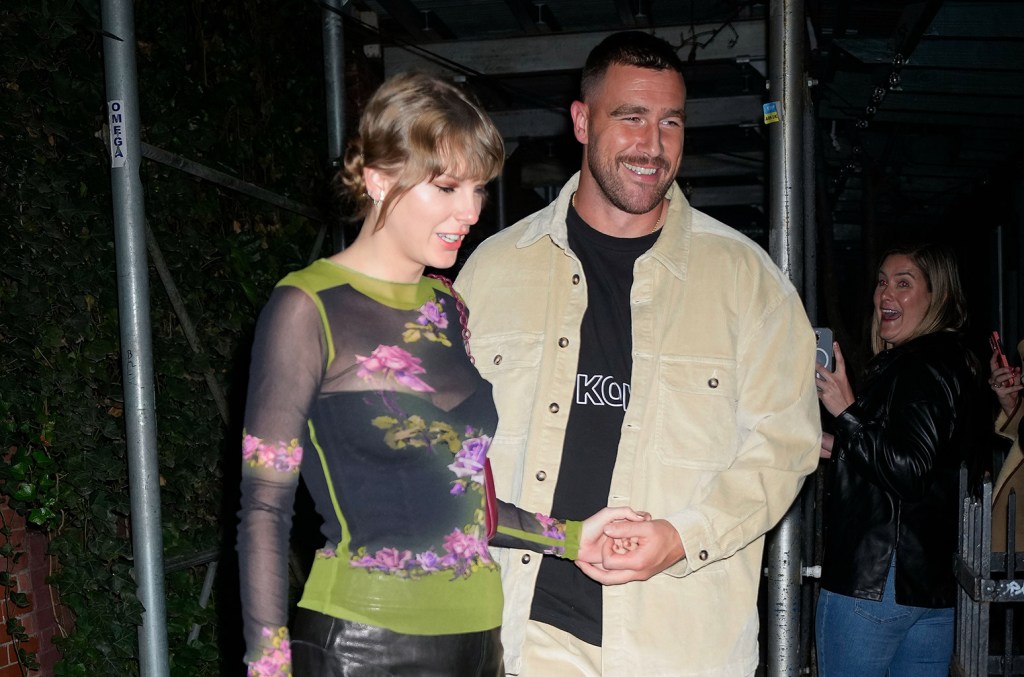 Taylor Swift surpreende em performance na Tight End University sem ensaio prévio Travis Kelce revelou que Taylor Swift não praticou para seu show surpresa no Tight End University, mas ela "arrasou" mesmo assim. (Foto: Reprodução)
