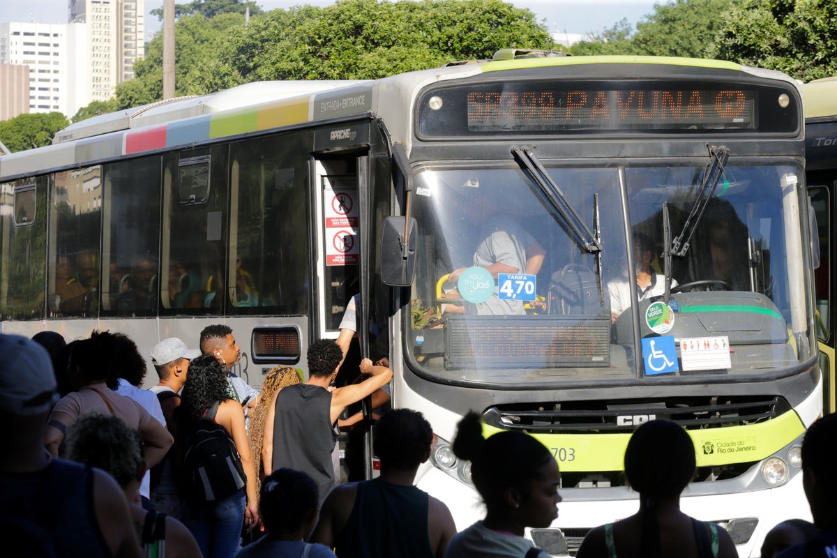 Prefeitura reduz oferta de ônibus fora do pico e corta subsídios a partir de amanhã Redução do número de viagens entra em vigor nesta quarta-feira — Foto: Domingos Peixoto / Agência O Globo / 13-02-2025