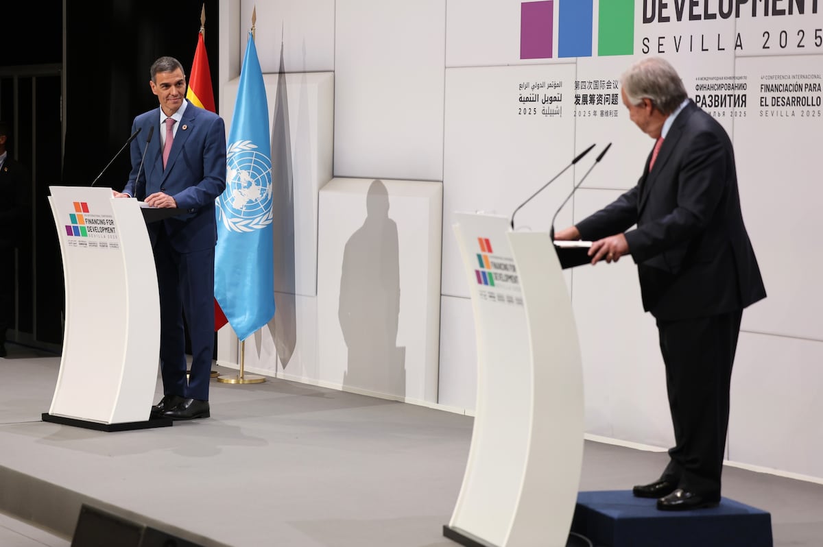 O presidente do Governo, Pedro Sánchez, e o secretário-geral da ONU, António Guterres, nesta segunda-feira durante a coletiva de imprensa que ofereceram na cúpula da ONU em Sevilha. (Foto: Alejandro Ruesga)