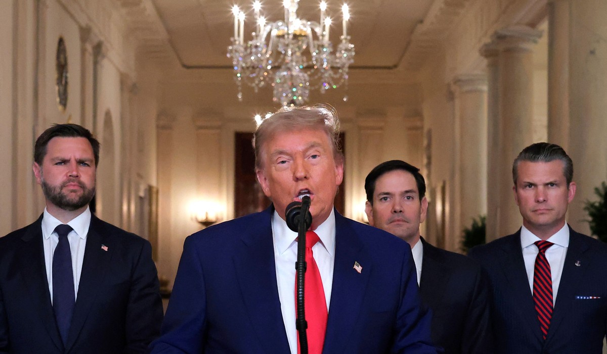Presidente dos EUA, Donald Trump, anuncia ataques aéreos a instalações nucleares do Irã (Foto: CARLOS BARRIA / POOL / AFP)