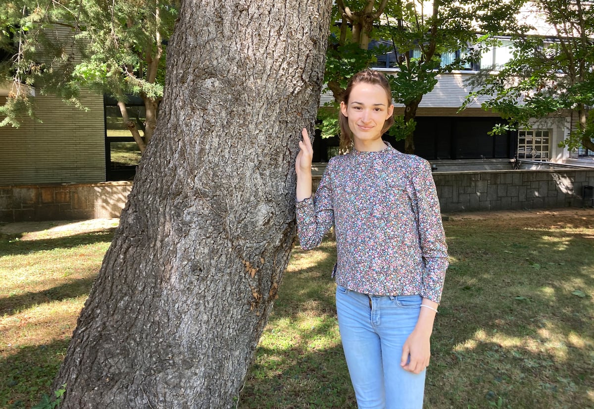 Jovem de 17 anos desmente conjetura matemática que perdurou por 40 anos Hannah Cairo apresentou sua refutação de Mizohata-Takeuchi em El Escorial. (Foto: Cairo.Ágata A. Timón)