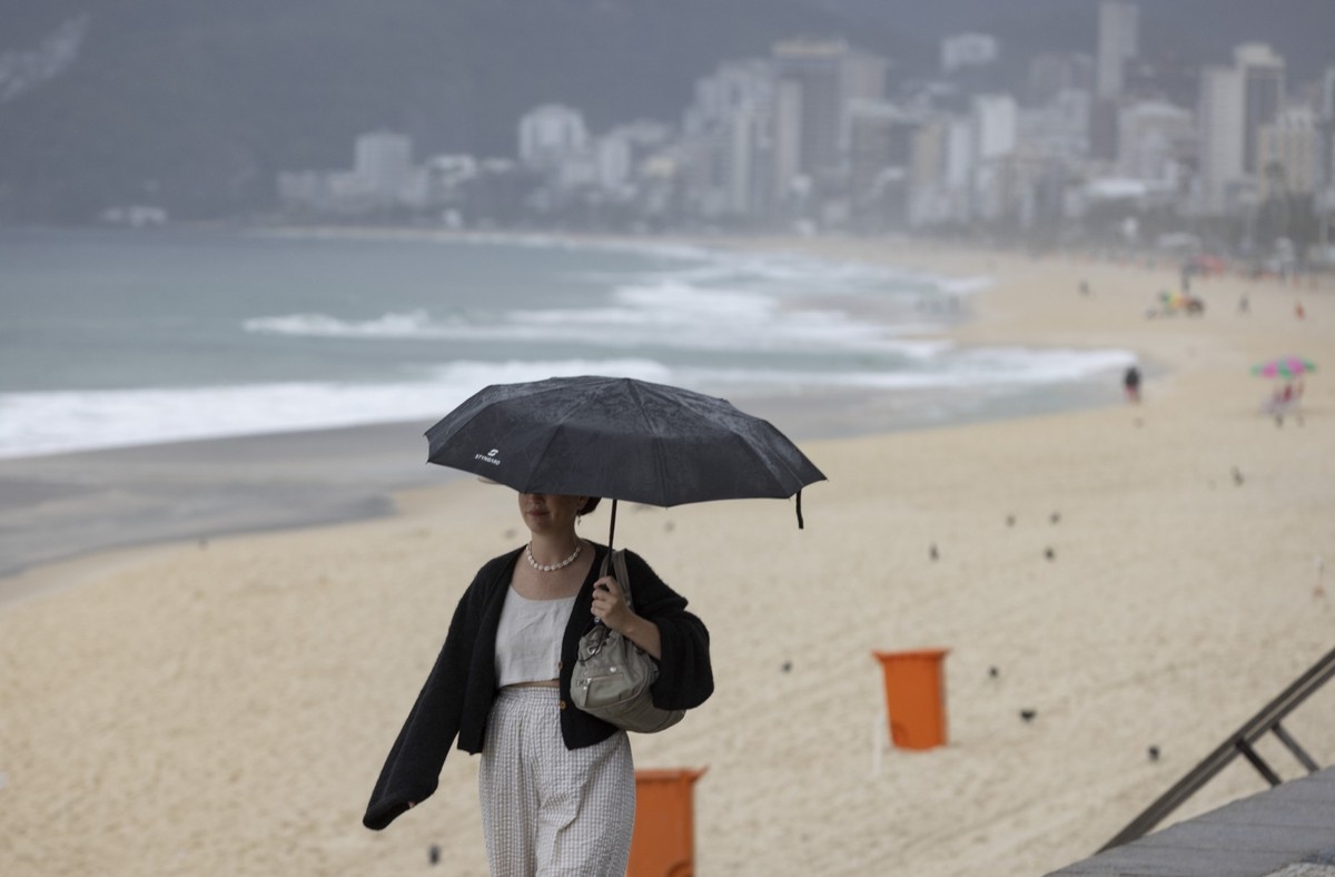 Brasil registra retorno do inverno e frio intenso deve persistir até agosto Chuva e frio na orla da Zona Sul. Na foto, a Praia do Arpoador (Foto: Márcia Foletto/Agência O Globo)
